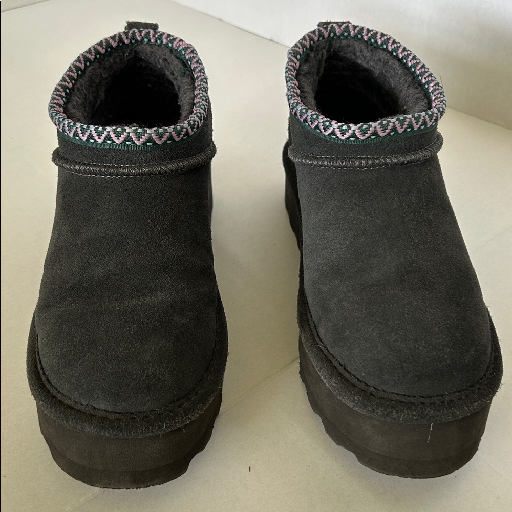 BEAR PAW WOMENS BLACK RETRO SUPER SHORTY DECO PLATFORM COW SUEDE BOOTS SZ 8